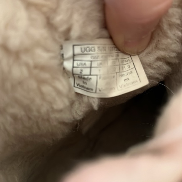 Kids UGG’s SZ 2 - Picture 9 of 9